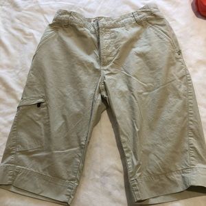 Outdoor Goddess Royal Robbin women Shorts Zip Up pockets. Size 10. 100% cotton.